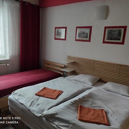 Red Apartment บราติสลาวา ภายนอก รูปภาพ