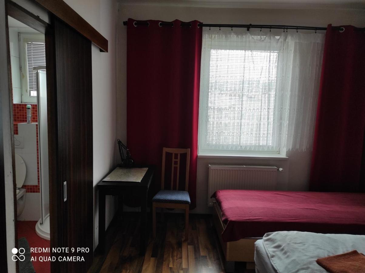 Red Apartment บราติสลาวา ภายนอก รูปภาพ