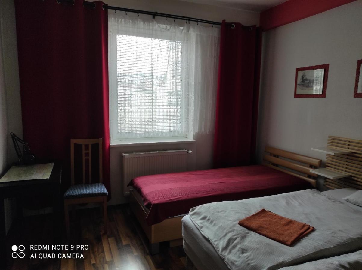Red Apartment บราติสลาวา ภายนอก รูปภาพ