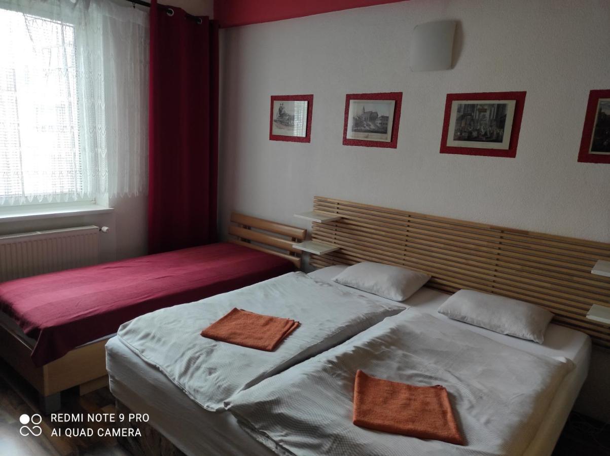 Red Apartment บราติสลาวา ภายนอก รูปภาพ